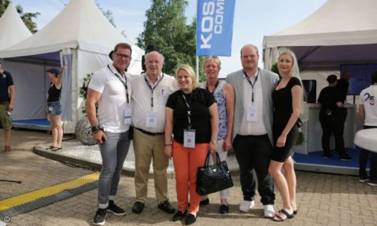 Am Firmenstandort in Braunschweig begrüßte Kosatec-Chef Andreas Sander auch Siegbert Wortmann mit Familie (Bild: Kosatec)