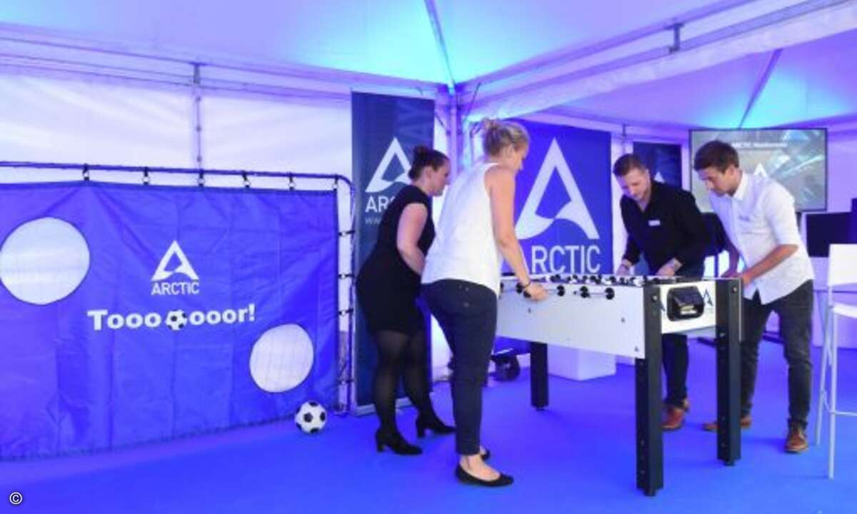 Am Stand von Arctic ging es sportlich zur Sache: Torwand-Schießen und Tischkicker (Bild: Kosatec)