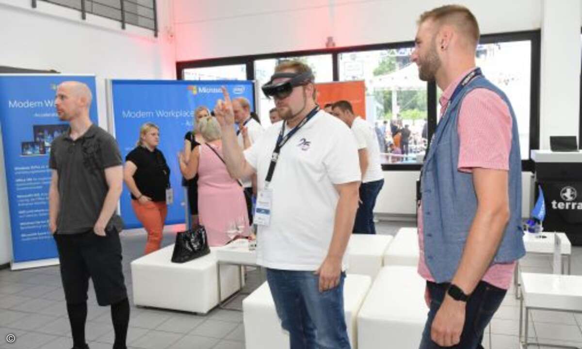 In der Microsoft Lounge testeten Gäste die Mixed-Reality-Brille HoloLens (Bild: Kosatec)