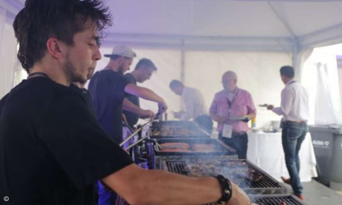 Rund 750 Gäste ließen es sich bei Fisch- und Fleischspezialitäten vom Grill gemeinsam gut gehen (Bild: Kosatec)