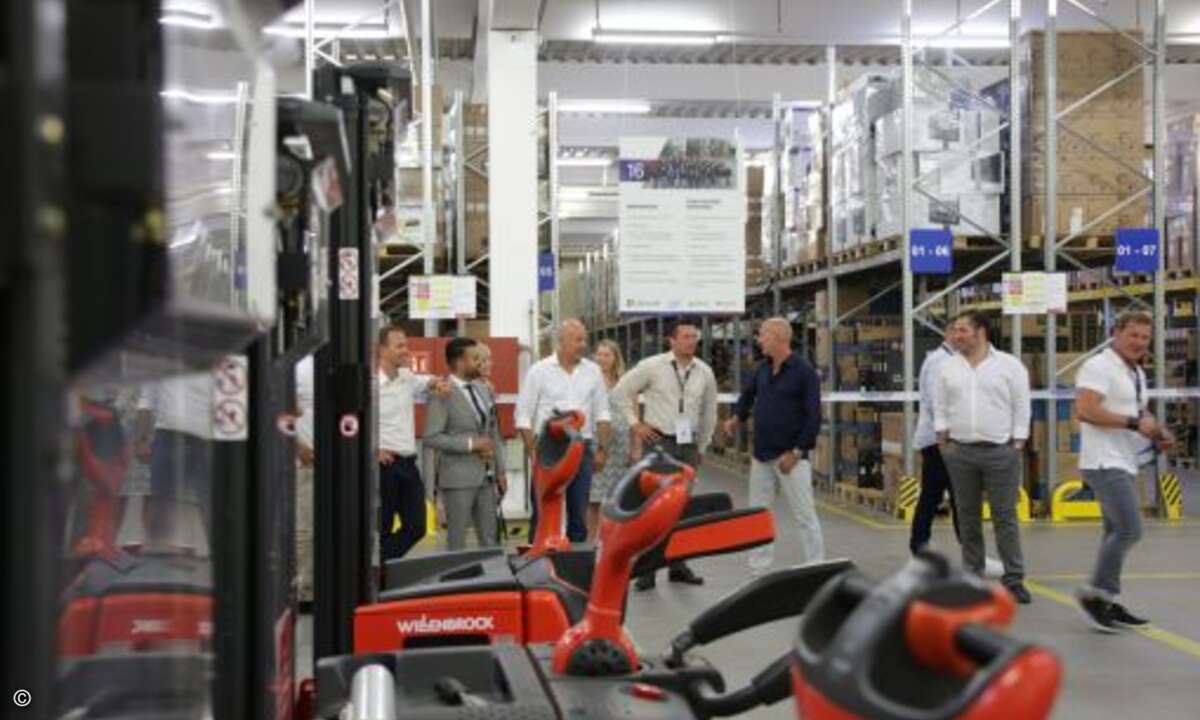 Kosatec-Mitarbeiter führten Besucher in Gruppen entlang eines Parcours durch das Unternehmen (Bild: Kosatec)