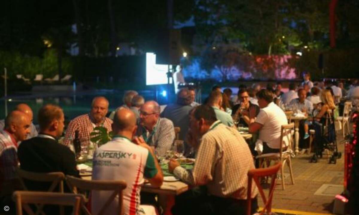 Abendliches Dinner in entspannter Atmosphäre (Foto: Kaspersky)