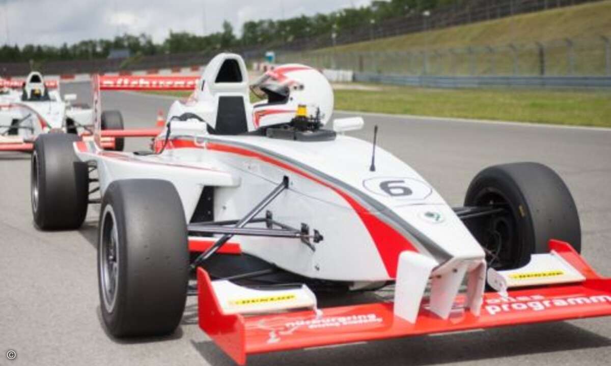 Mit diesen Formelwagen waren die Partner unterwegs (Foto: Ebertlang)