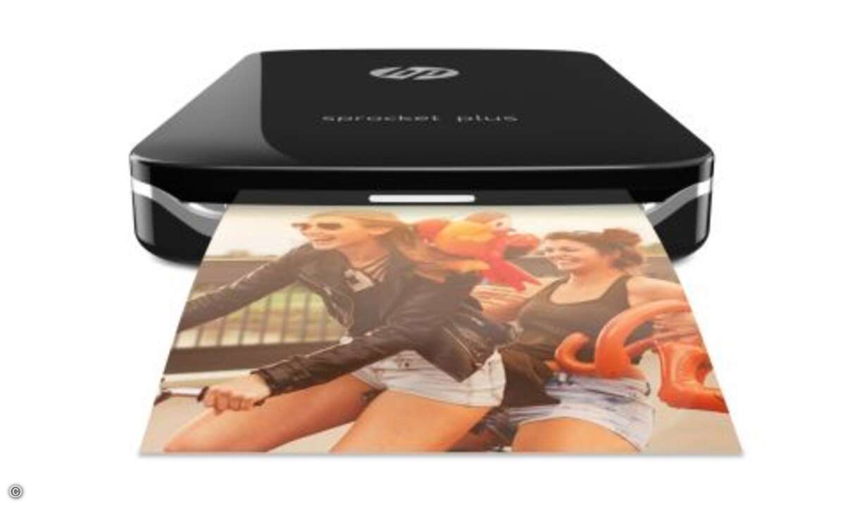 HP Sprocket Plus:
Das perfekte Gadget für den Sommer stellt HP zur Verfügung: Mit dem portablen Fotodrucker »HP Sprocket Plus« kann der glückliche Gewinner seine Lieblingsbilder künftig direkt vom Smartphone ausdrucken und mit Emojis, Stickern und B