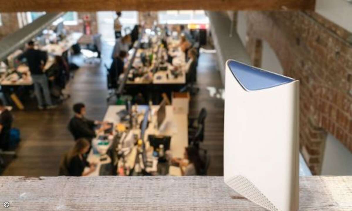 Netgear Orbi Pro:
Mit der WiFi-Mesh-Lösung »OrbiPro« von Netgear lässt sich der Workspace 4.0 ganz einfach realisieren. Das Mesh-System für kleine Unternehmen stellt rasantes 3-Gigabit-AC-WLAN für bis zu 40 Benutzer gleichzeitig bereit und sorgt fü