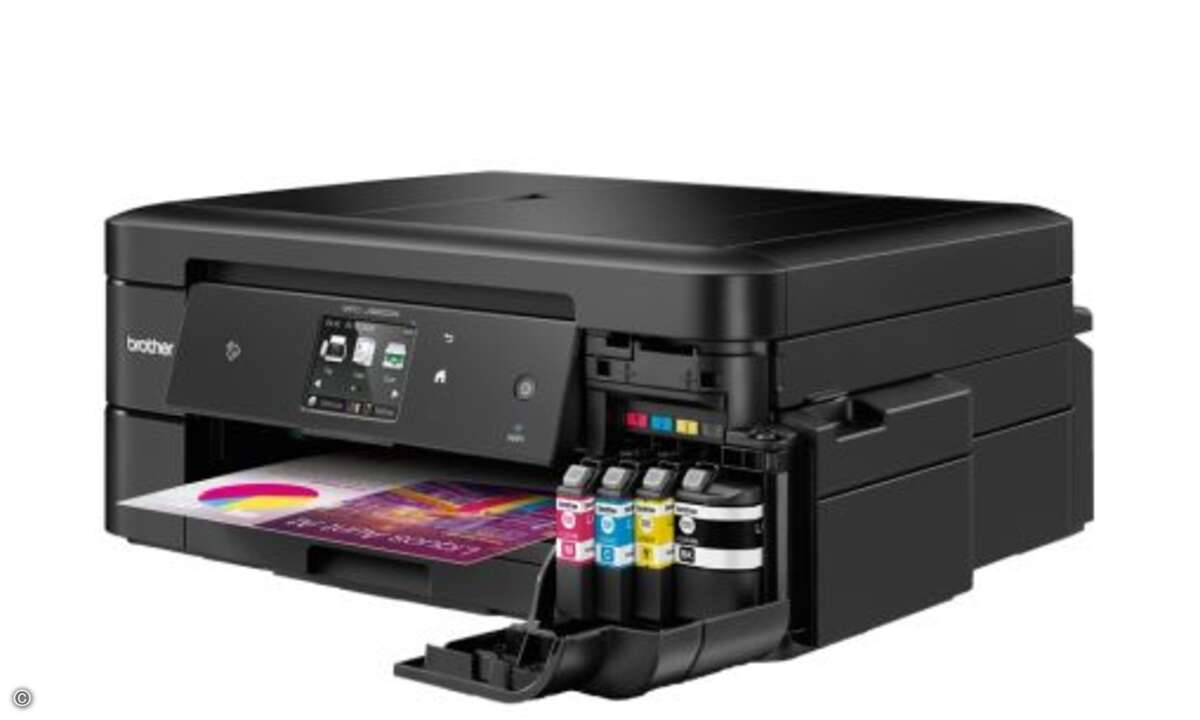 Brother MFC-J985DW:
Mit seinem neuen 4-in-1-MFP »MFC-J985DW« sollen Nutzer ihre Druckkosten dank vier separater XL-Patronen um ein Vielfaches senken. Während die Schwarzpatrone für bis zu 2.400 Seiten reichen soll, sind es bei den Farbpatronen bis z