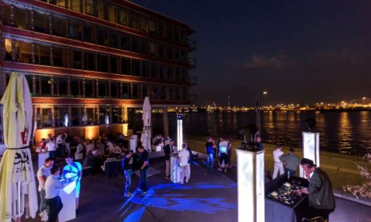 Abendveranstaltung mit Panoramablick auf den Hamburger Hafen (Bild: Acer)