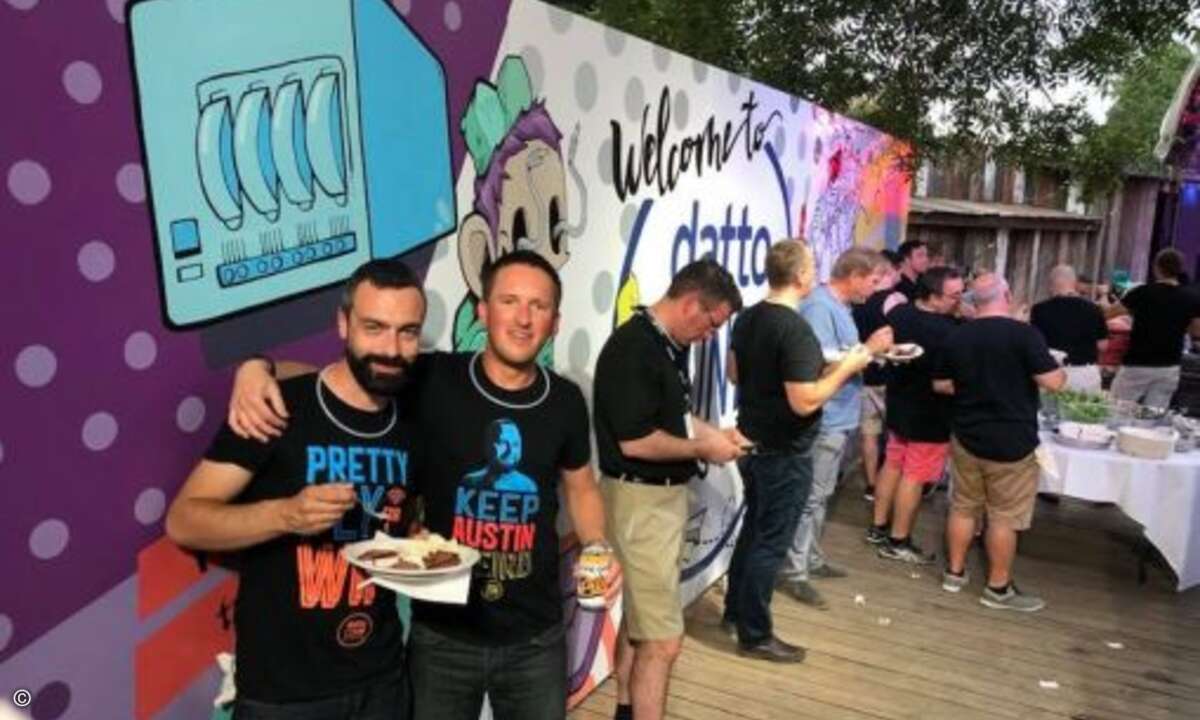Mit Snack und Pils: Felix Zöbisch und Simon Berger (beide be-solutions) (Foto: Rand Larson)