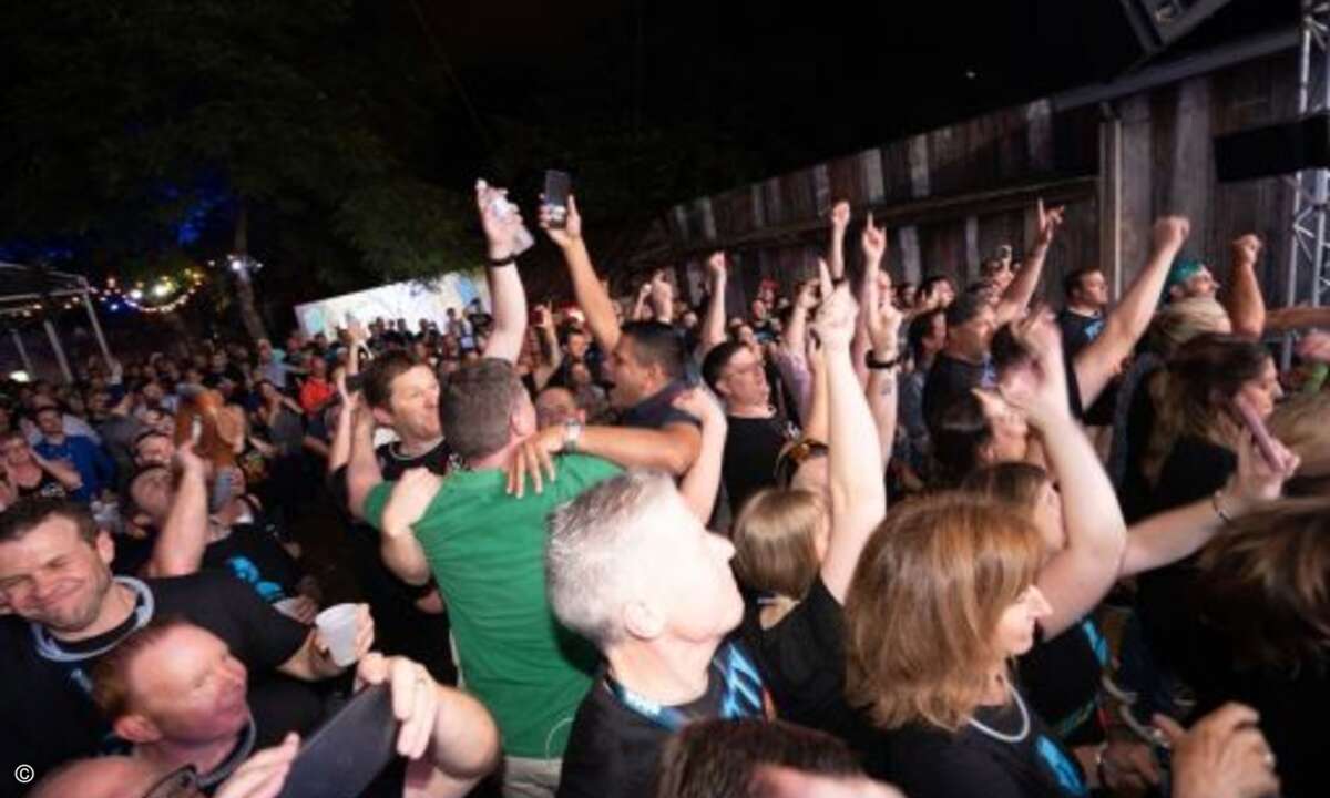 Je fortgeschrittener der Abend, desto besser die Stimmung (Foto: Rand Larson)