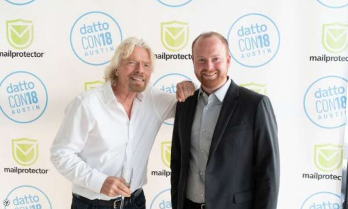 Sir Richard Branson mit Datto-CEO Austin McChord (Foto: Rand Larson)