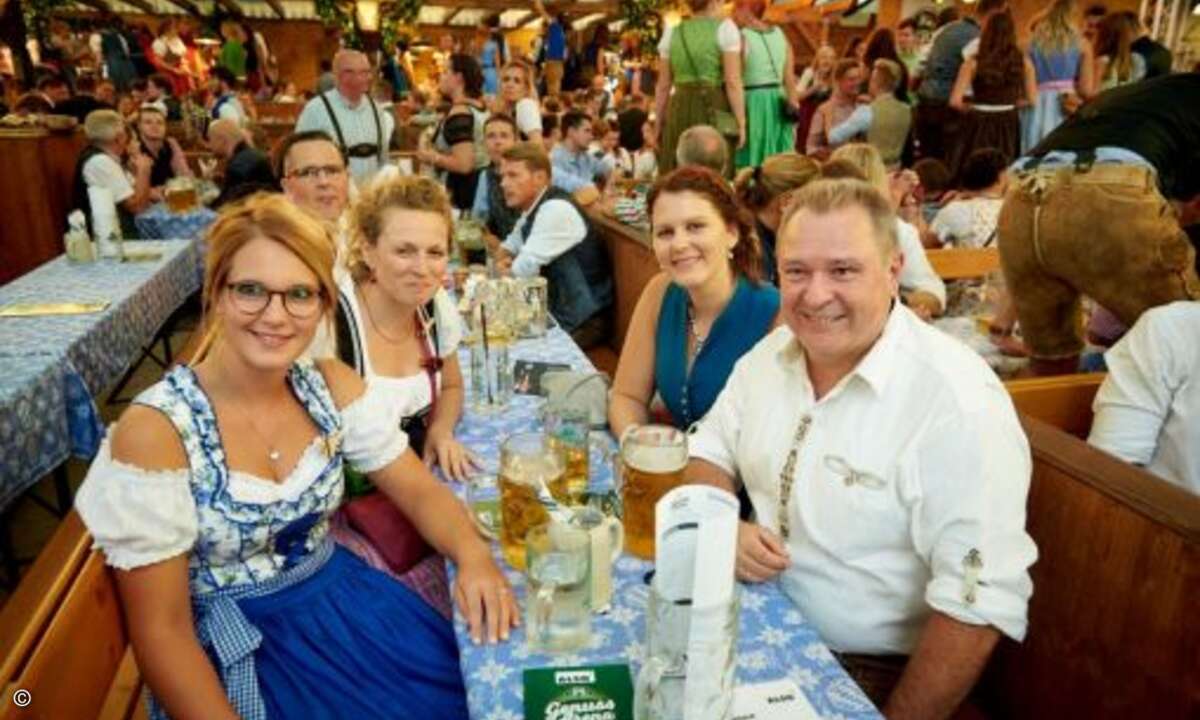 Das Also-Marketing-Team mit Hahn im Korb Volkhard Haupt (Bild: Also)