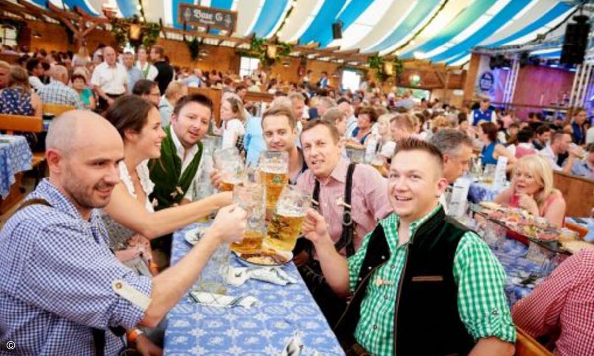 Auf Bayerns zweitgrößtem Volksfest lässt sich bei Bierzelt-Gaudi und Rummel trefflich netzwerken (Bild: Also)