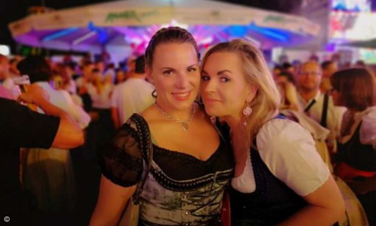So fesch wie ihre Dirndl: Also-Marketingleiterin Sabrina Hoefs (li.) und Carolin Schlüter (CRN) (Bild: CRN)