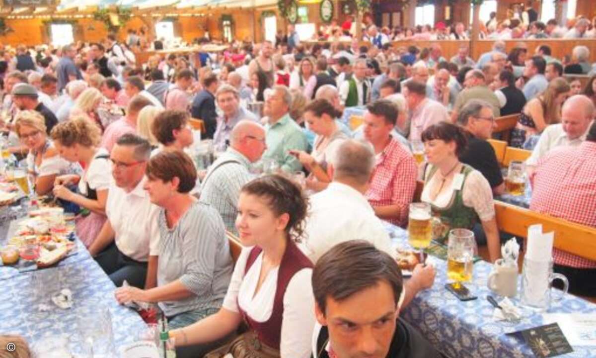 Im Festzelt Wenisch ging es heiß her... (Bild: CRN)