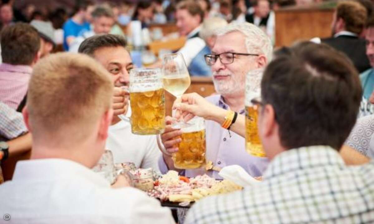 Anstoßen auf eine gelungene Bierzelt-Gaudi! (Bild: Also)