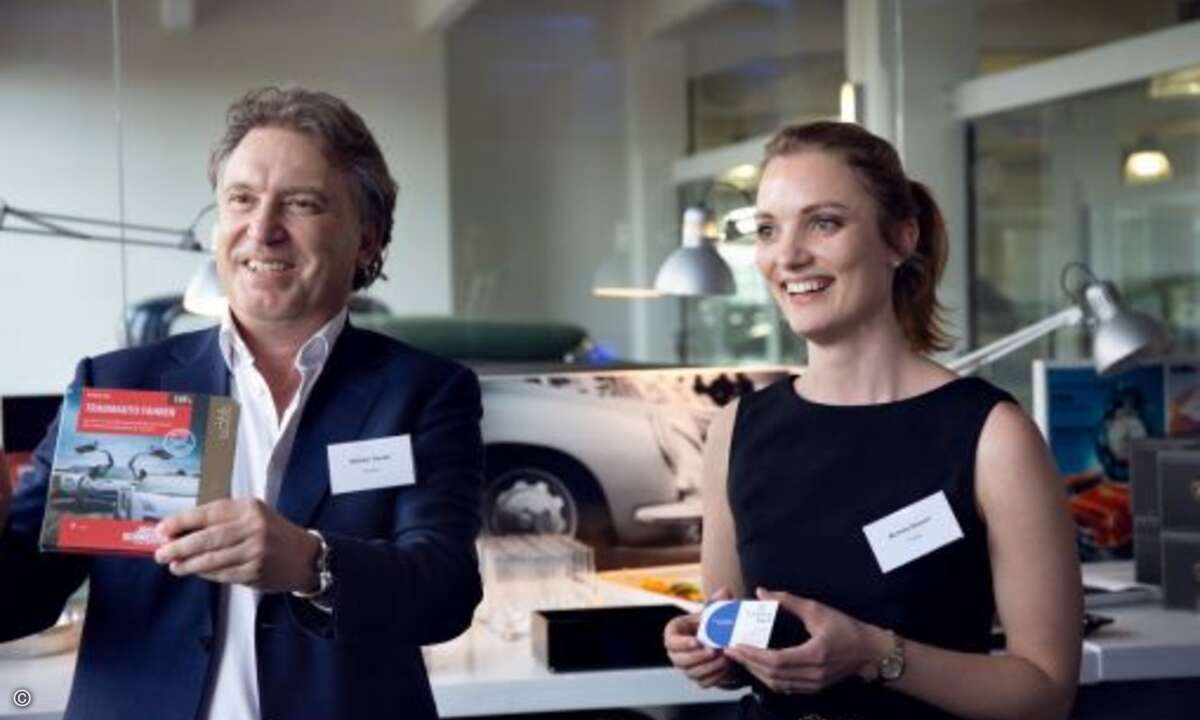 An jedem Roadshow-Stop fanden auch Verlosungen statt. Willliam Geens und Michela Bassan übergeben die Preise (Bild: Prianto)