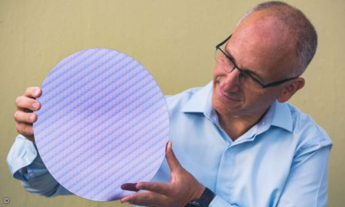 Ran Senderovitz mit dem Wafer der Core-U-CPUs von Intels 8. Prozessorgeneration (Bild: Intel)