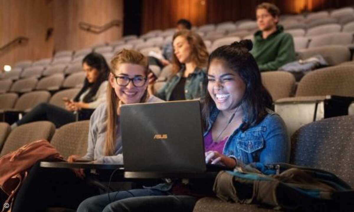 Mobilegeräte mit den neuen Core-U-Prozessoren der 8. Generation unterstützen »Dolby Vision HDR« und »Dolby Atmos« (Bild: Intel)