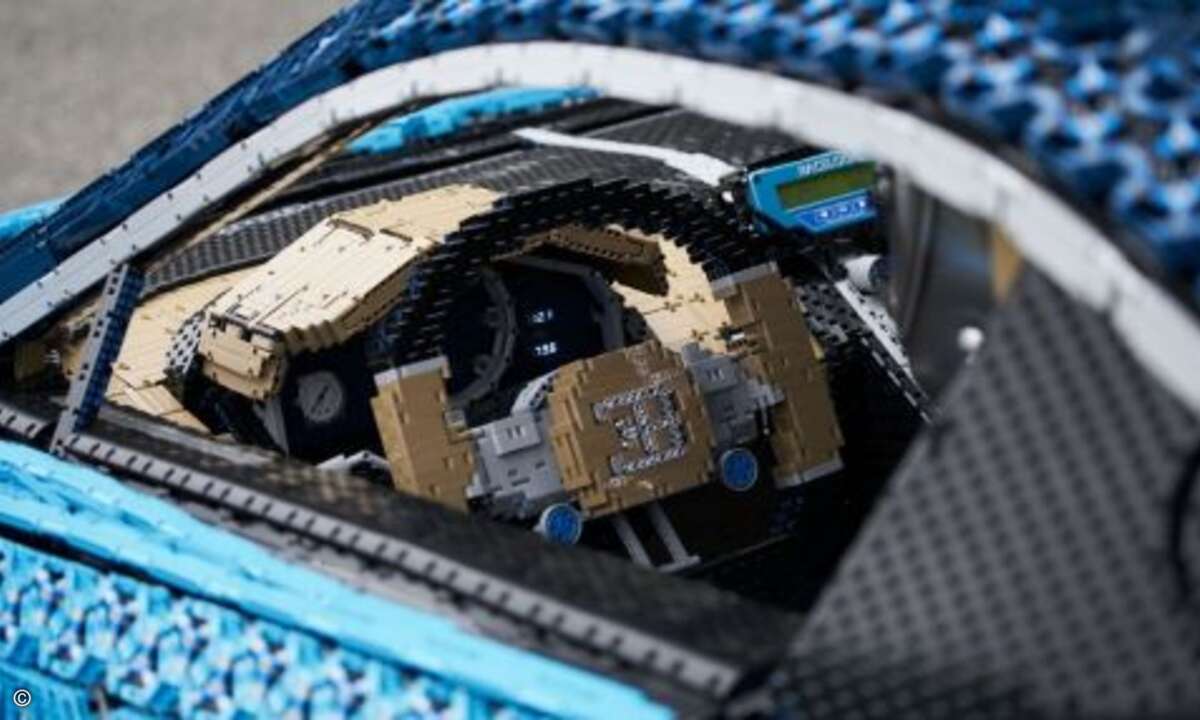 Insgesamt wurden über 1.000.000 Lego Technic Elemente verbaut. Der funktionstüchtige Tachometer besteht ebenfalls komplett aus Lego Technic Elementen (Bild: Lego)