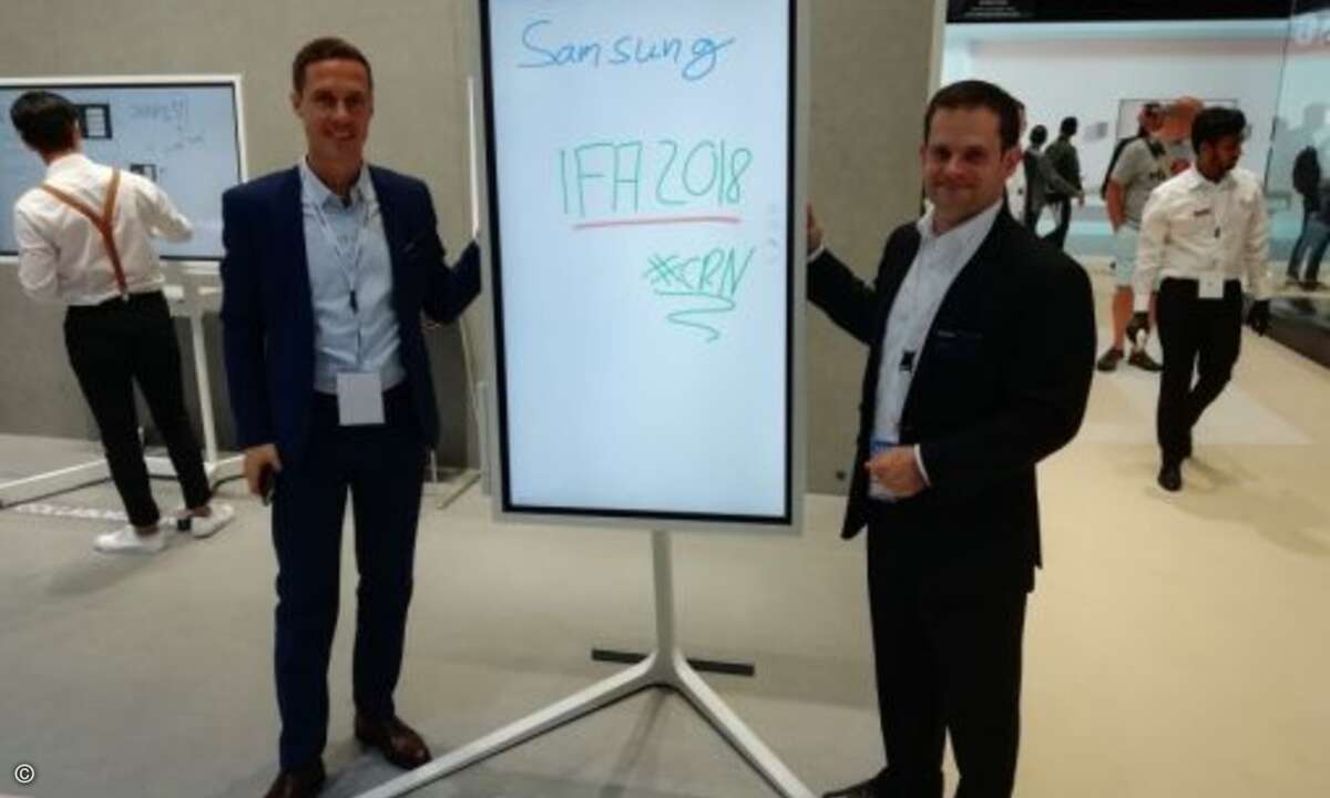 Es ist eingeschlagen wie eine Bombe: das erste digitale Flipchart. Und die Begeisterung wächst stetig, bestätigen Christoph Emde und Martin Groß (Foto: CRN)