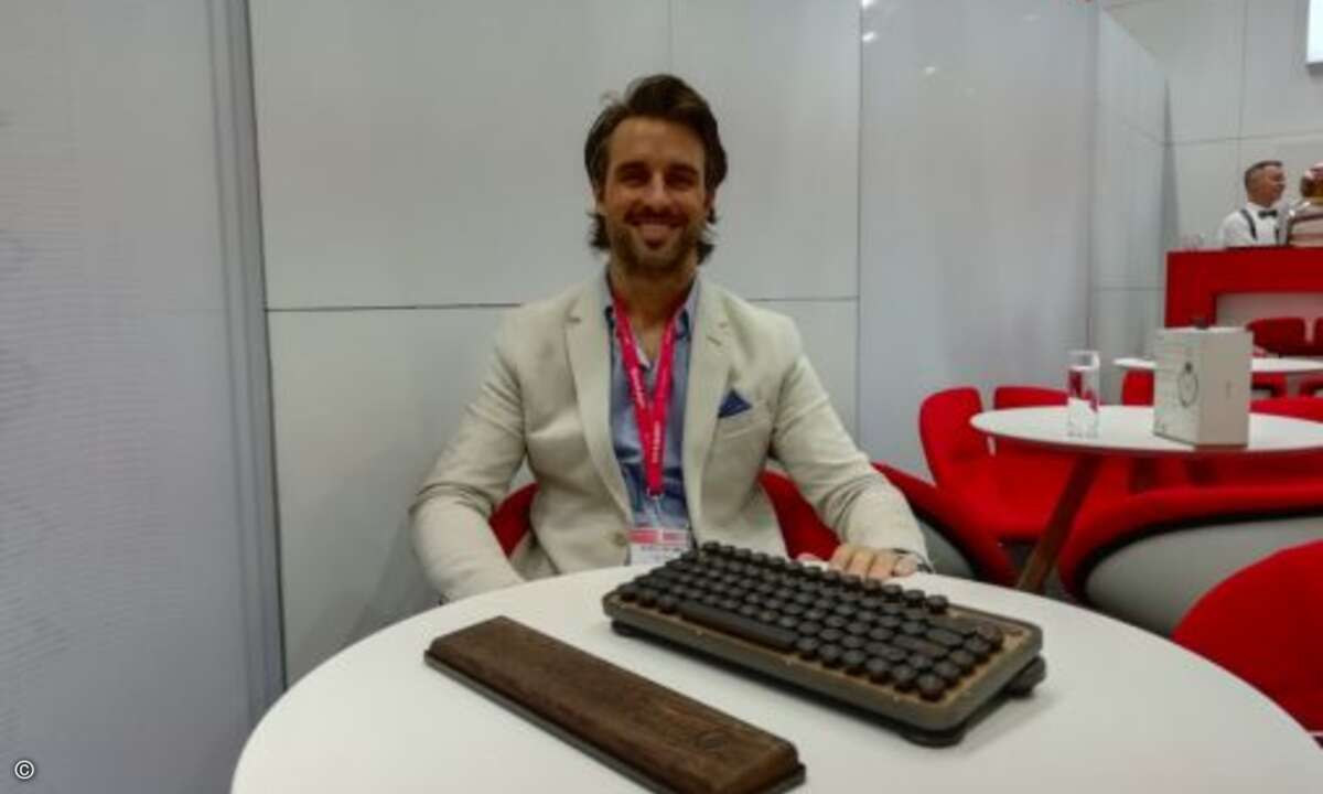 Steffen Häupl präsentiert die Retro-Tastatur von Azio (Foto: CRN)