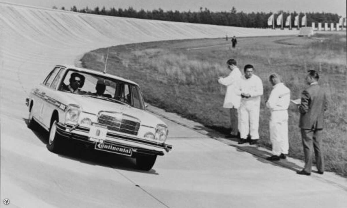 Am 11. September 1968 drehte das erste fahrerlose Testfahrzeug seine Runden auf der Teststrecke von Continental. (Bild: Continental)