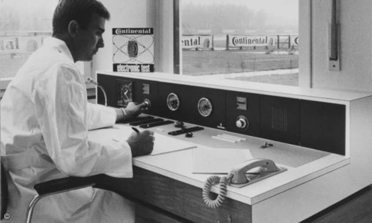 Hans-Jürgen Meyer am Leitstand des elektronisch gesteuerten Fahrzeugs. Von hier aus wurden Soll-Geschwindigkeit, Bremsbefehle und weitere Signale zum Fahrzeug übertragen. Die Testingenieure konnten Ist-Geschwindigkeit und Drehzahl des Motors überwach