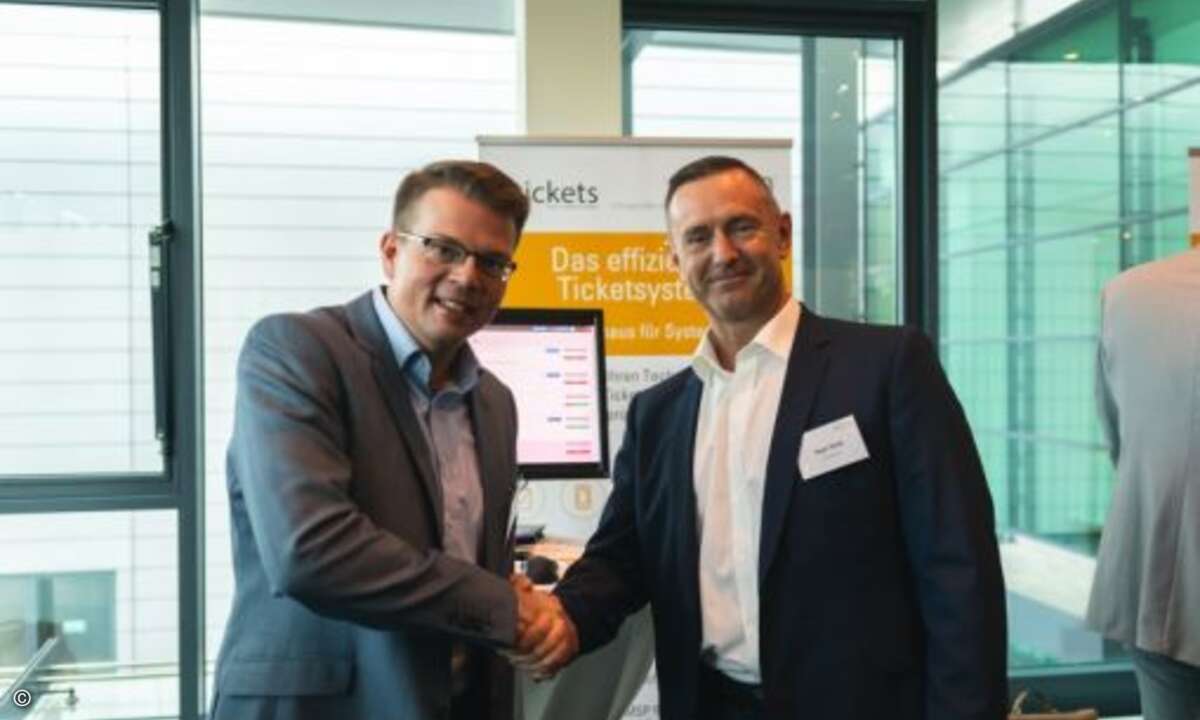 Einstand: Roger Staub von Acmeos Tochtergesellschaft Netpoint aus der Schweiz lernt Herstellerpartner Mike Bergmann kennen
