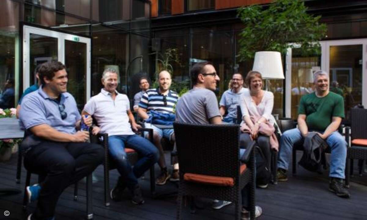 Bereits beim Briefing zur Augmentd Realtiy Ralley hatten die Teilnehmer jede Menge Spaß. (Bild: Fujitsu)