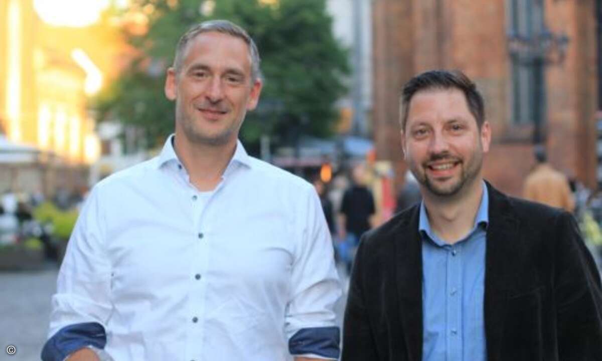 Fujitsus Channel-Chef Louis Dreher (links) und Andreas Eckert von CosiFan Computersysteme genießen Riga. (Bild: Fujitsu)