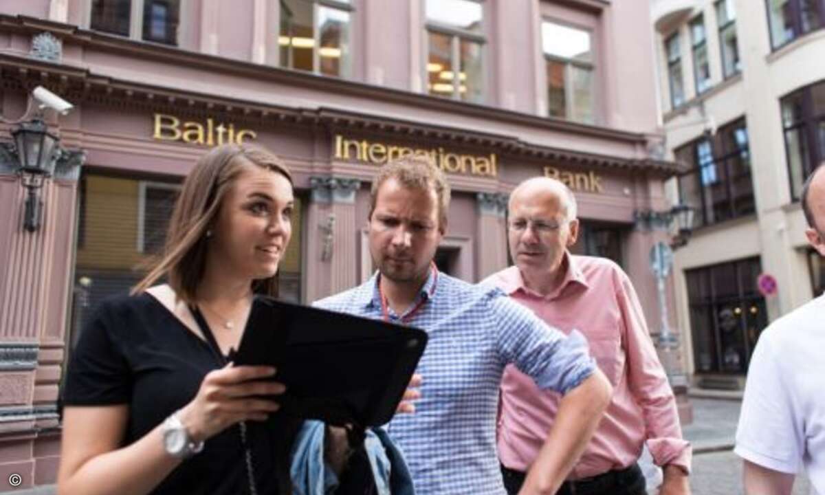 Vanessa Mehler (Netcologne), Matthias Leffer (Technidata) und Jürgen Winter (Ambiel) erkunden die Altstadt per Augmented Reality Rallye. (Bild: Fujitsu)
