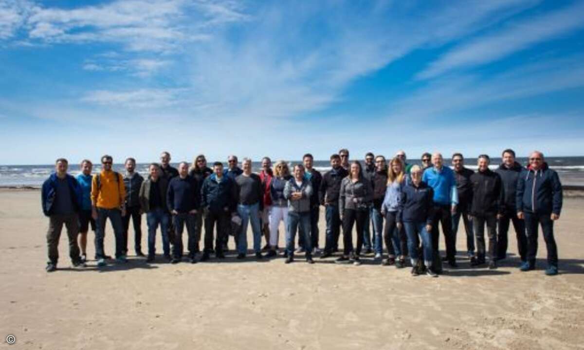 Weiter ging es am Strand von Jurmala: Norbert Berghofer, Matthias Leffer, Florian Frimmel, Dominik Stroh, Walter Eder, Louis Dreher, Christian Fees, Tatjana Limberg, Gökay Oran, Markus Böhm, Volker Kastens, Thorsten Beuchel, Katja Bull, Kürsad, Kevin