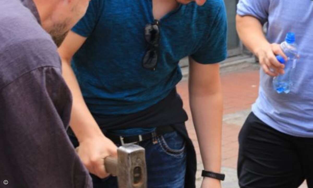 Selbst ist der Mann: Kevin Steffen (ACT) prägt seine eigene Münze. (Bild: Fujitsu)