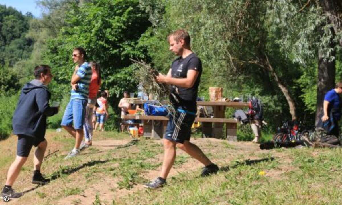 Und Matthias Leffer (Technidata) sammelt Holz für das Survival Training. (Bild: Fujitsu)