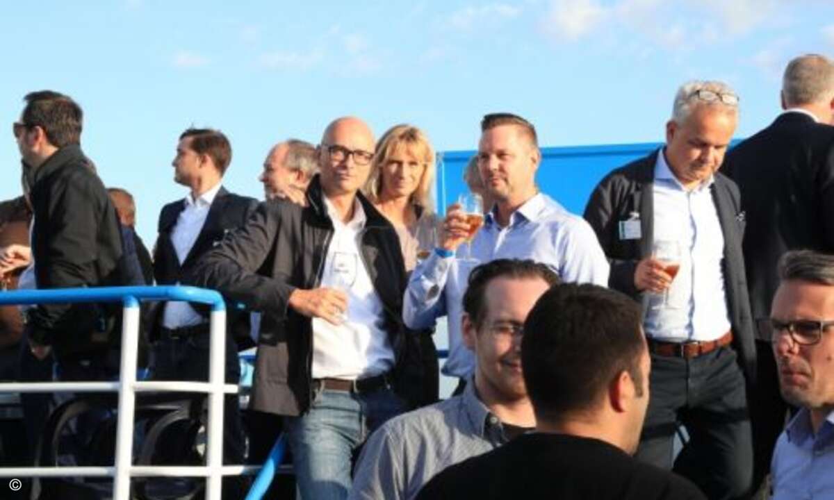 Dort genossen die meisten Gäste das schöne Wetter und den Blick auf Hamburger Sehenswürdigkeiten... (Foto: Eset)