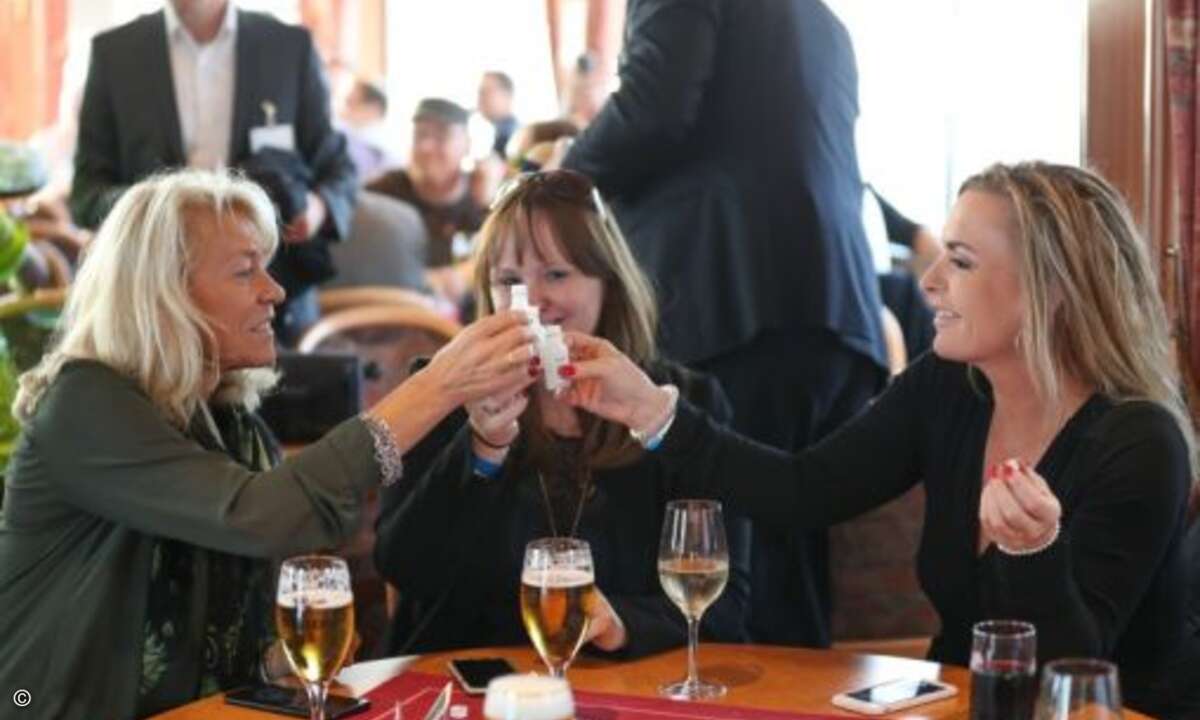 Anstoßen auf eine spaßige Hafenrundfahrt (Foto: Eset)