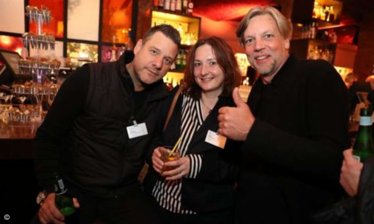 Daumen hoch für die Eset-Distributoren: Petra Röhrscheidt von Ebertlang und Ingo Fohrmann von Also mit Maik Wetzel (Foto: Eset)
