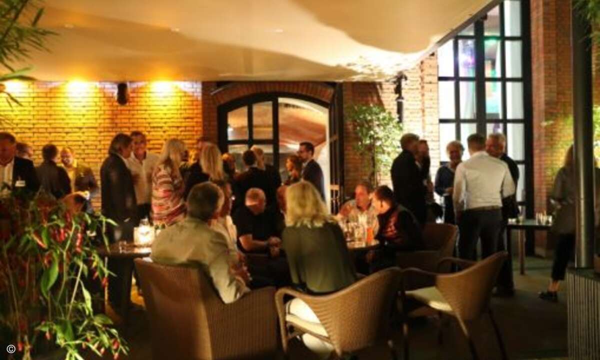 Gemütliches Zusammensitzen in der lauen Spätsommerluft (Foto: Eset)