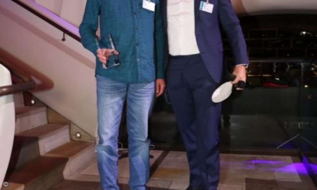 Sven Tetzlaff von Eco IT Systems mit Holger Suhl und dem Award als »Best Performer Consumer Channel: DACH« (Foto: Eset)