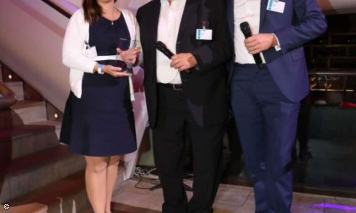 SoftwareONE wurde als »Channel Champion South Germany« geehrt, Marika Rambau bekam die Auszeichnung von Herbert Müller und Holger Suhl überreicht (Foto: Eset)