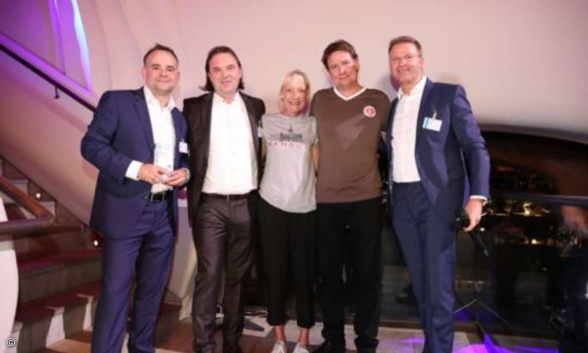 Daniel Sömen, Monica Gottlieb und Alexander Weck von Magelan freuen sich mit Matthias Malcher Holger Suhl (beide Eset) über die Auszeichnung als »New Partner of the Year DACH« (Foto: Eset)