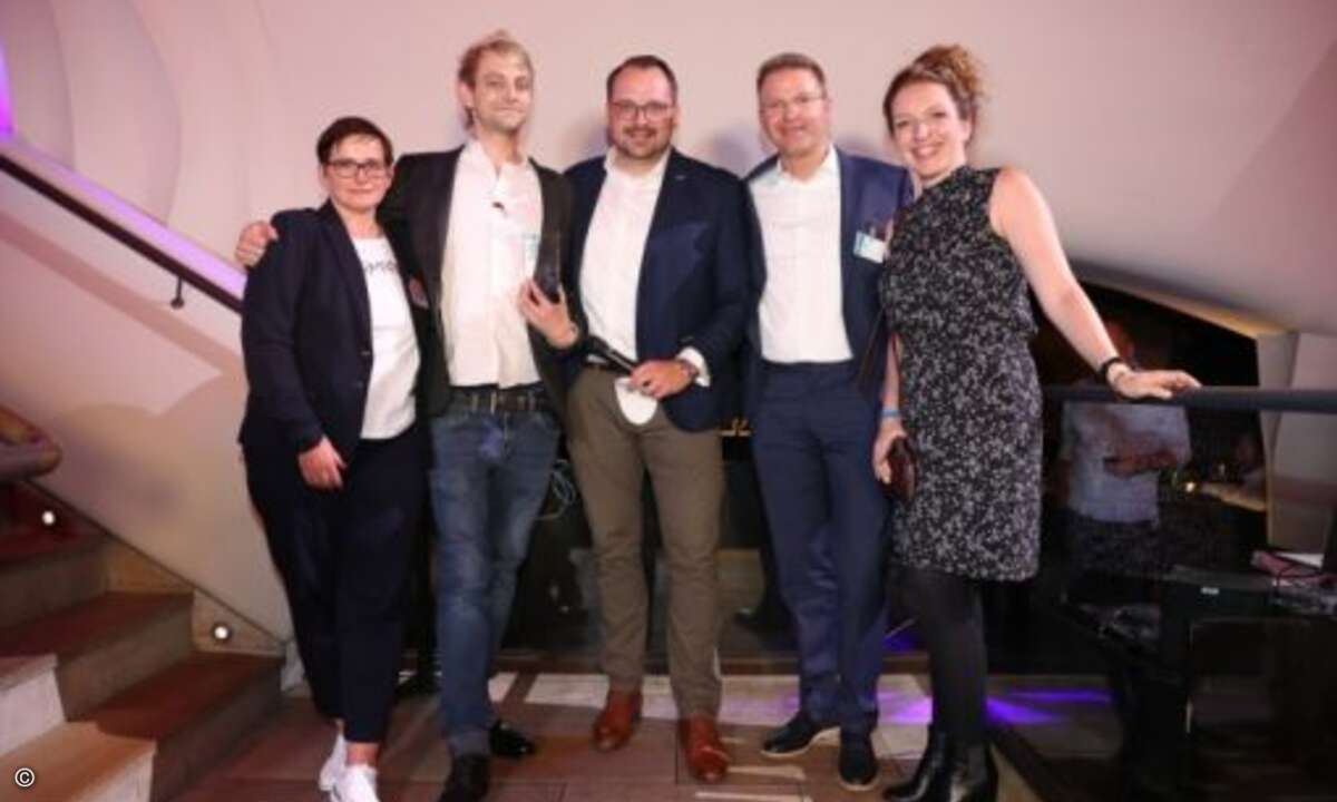 Chris Kirstein von Movetech, dem »Channel Champion West Germany«, mit Inka Behnke, Christoph Preetz, Holger Suhl und Kathrin Ender (alle Eset) (Foto: Eset)