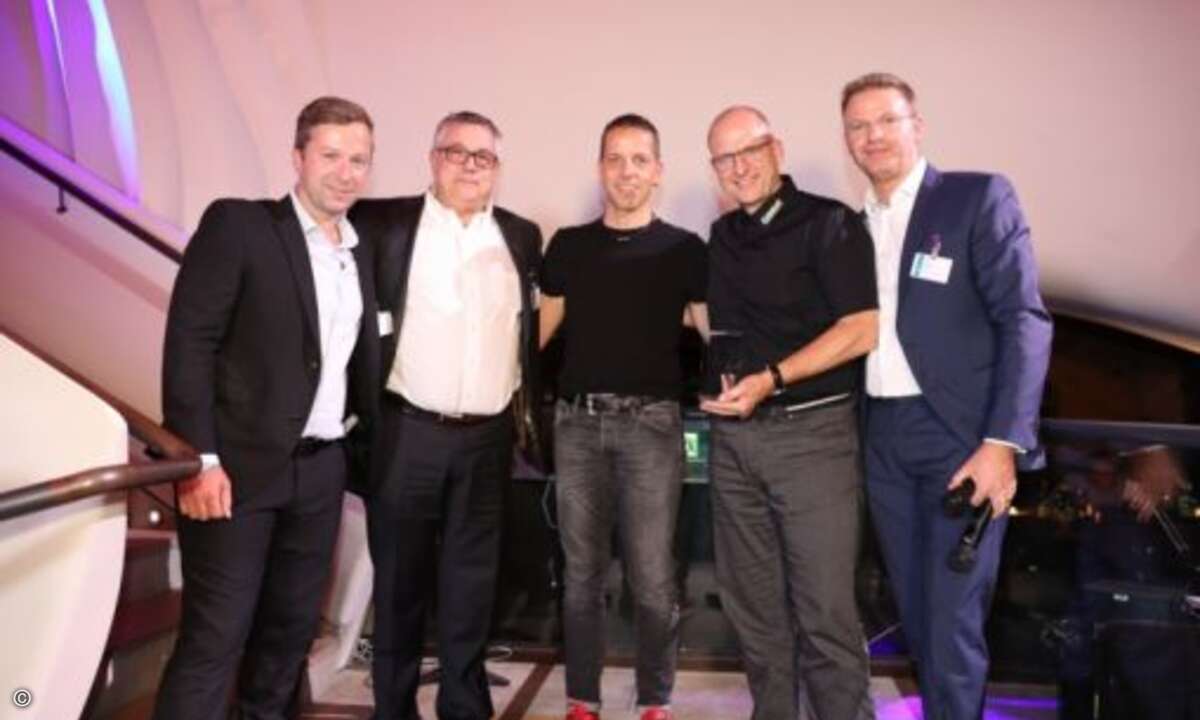 René Troxler und Yvan Jeanmonod von Creanet freuen sich mit Marty Meng, Rainer Schwegler und Holger Suhl über den Award als »Channel Champion Switzerland« (Foto: Eset)