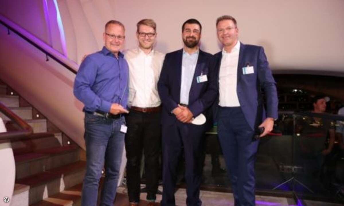 Thomas Hübner von WBS, dem »Channel Champion East Germany«, mit dem Award und Thomas Sperschneider, Ferdikan Ilyasoglu und Holger Suhl von Eset (Foto: Eset)