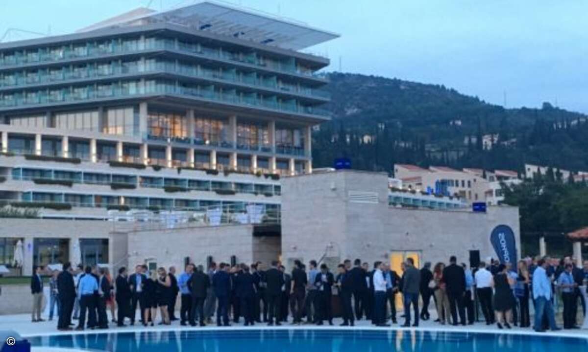Mit einem Aperitif am Hotelpool stimmten sich die Partner auf die Award-Verleihung ein (Foto: Sophos)
