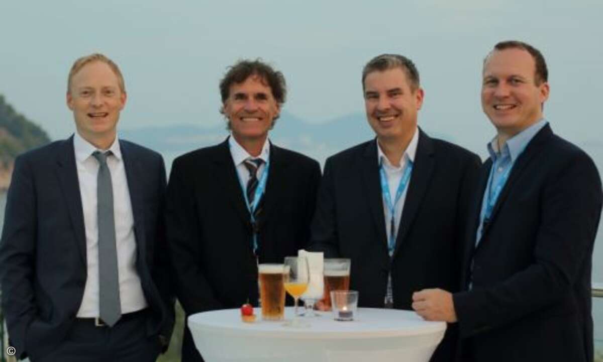 Sebastian Fiene (Sophos) genießt den Abend mit Ralf Luithle (Lithle + Luithle) sowie Christian Ederer und Sascha Odenthal (beide Infinigate Deutschland) (Foto: Sophos)