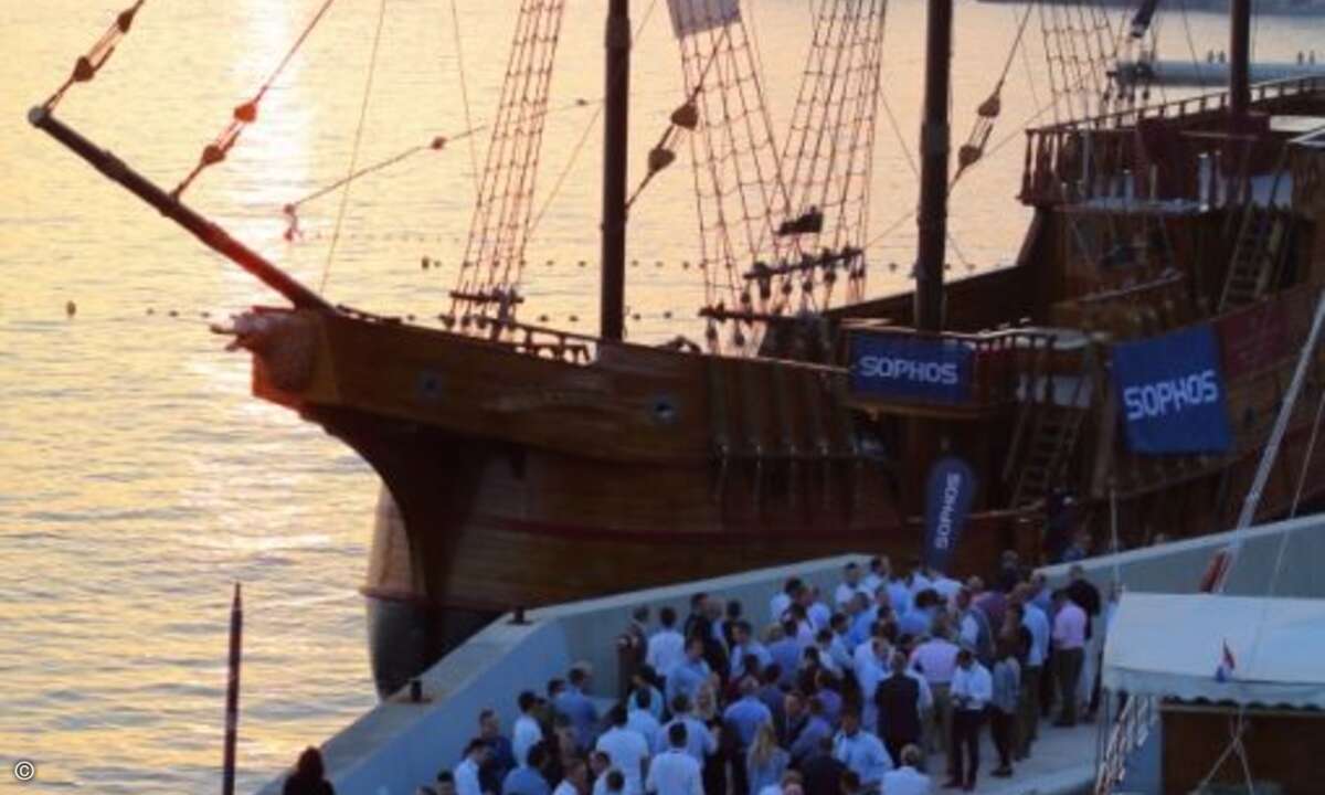 Per Mittelalter-Barkasse ging es zum Abendevent in der Altstadt Dubrovniks (Foto: Sophos)