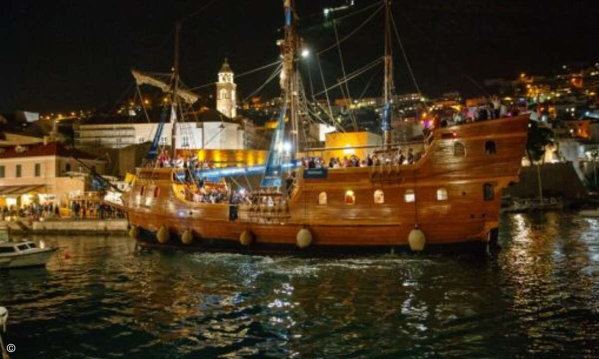 Ankunft mit dem Piratenschiff im historischen Hafen Dubrovniks (Foto: Sophos)