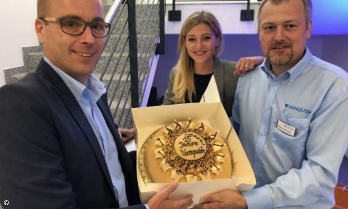 CRN gratulierte: Die Geschäftsführer Henning Jasper (li.) und Stefan Kleesattel freuen sich über die von Gina Gießmann (CRN) überreichte Geburtstagstorte (Bild: CRN)