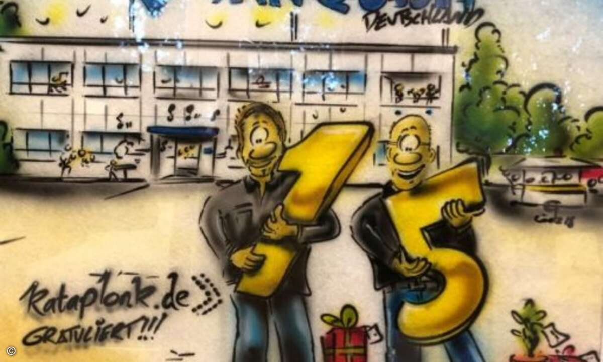 Und noch viel mehr Geburtstagsgeschenke gingen ein: Auf diesem Gemälde sieht man die beiden Vanquish-Chef porträtiert (Bild: CRN)